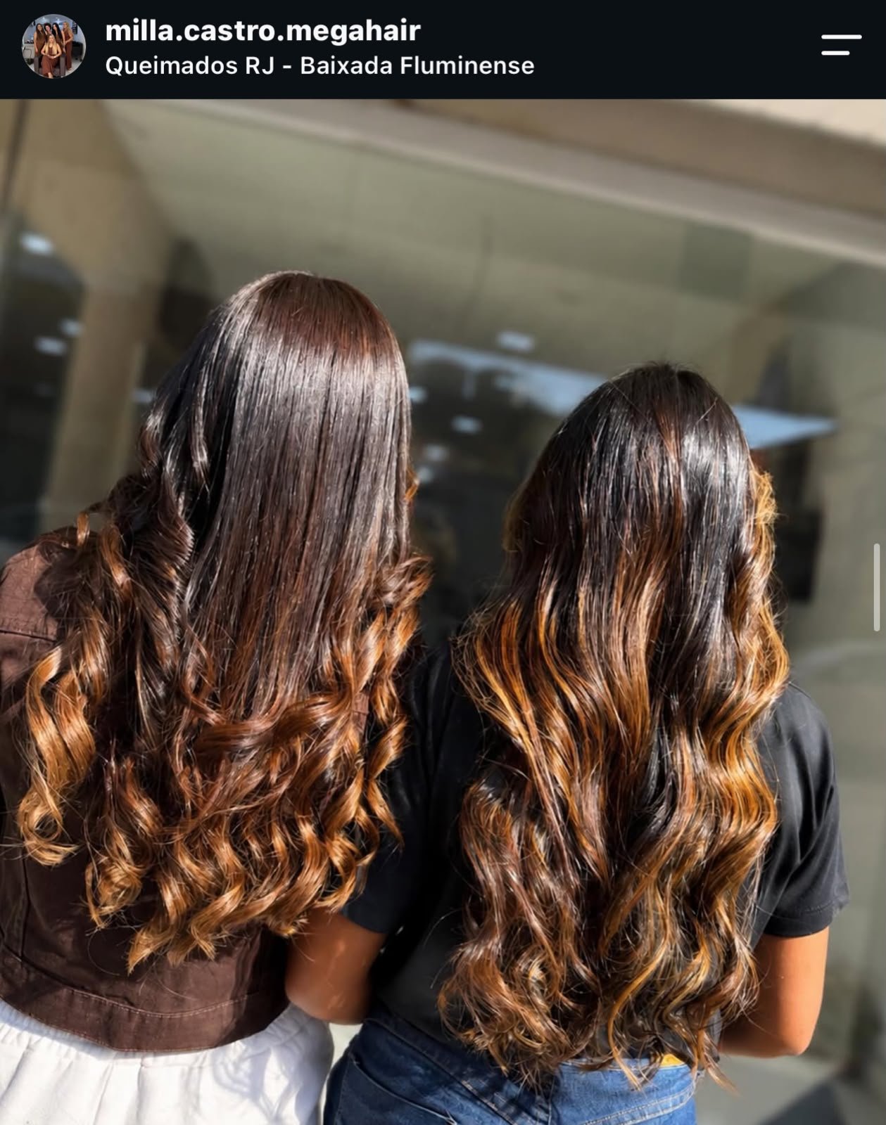 Duas clientes com cabelos ondulados e mechas iluminadas