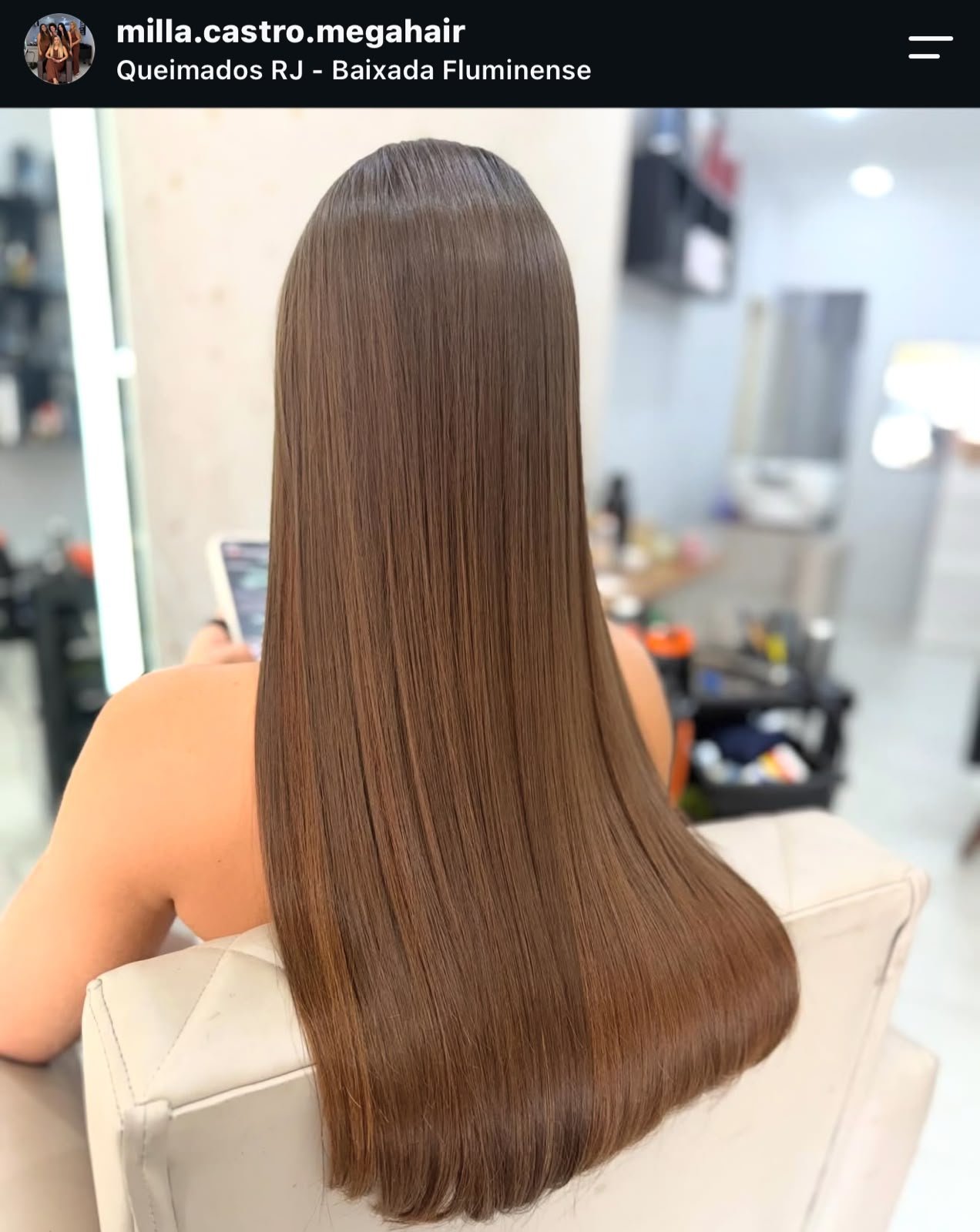 Cabelo castanho com acabamento liso e comprimento natural